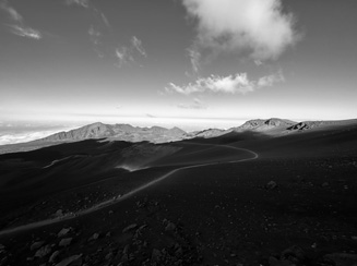 Uma foto em preto e branco de uma paisagem montanhosa. A foto foi tirada com a câmera Ultra Wide 0,5x.