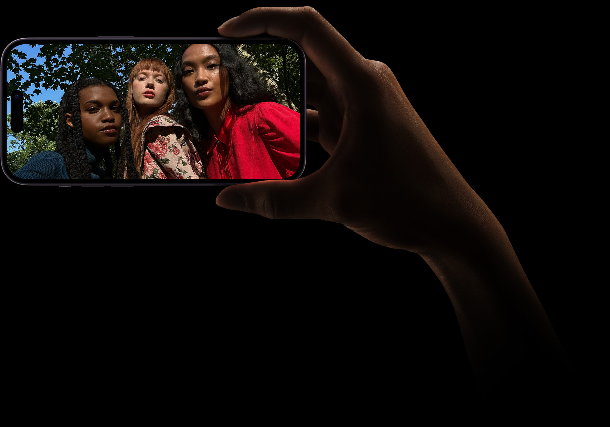 Ein Gruppen-Selfie von drei Frauen, die zusammen posieren. Das Foto wurde mit der TrueDepth-Kamera aufgenommen.