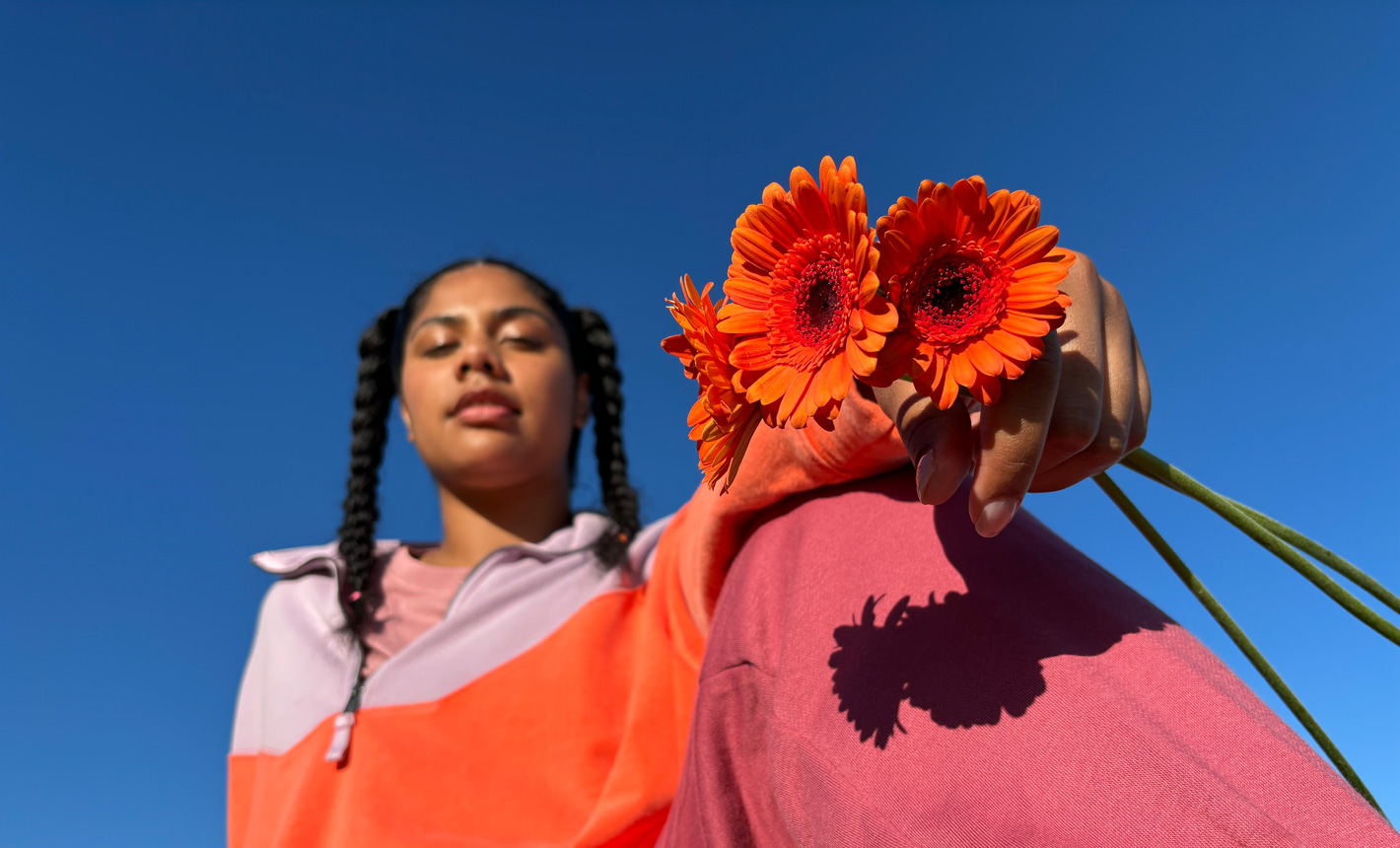 Portrétová fotka ženy, ktorá drží kvety