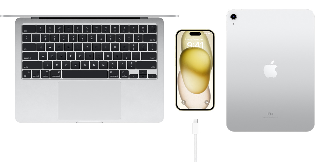 „MacBook Pro“, „Phone 15“ su USB-C jungtimi ir „iPad“ vaizdas iš viršaus