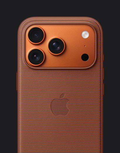 iPhone 17 Pro, ภายนอกด้านหลัง, สีส้มคอสมิก, ใส่เคสผ้า TechWoven พร้อม MagSafe สีส้ม