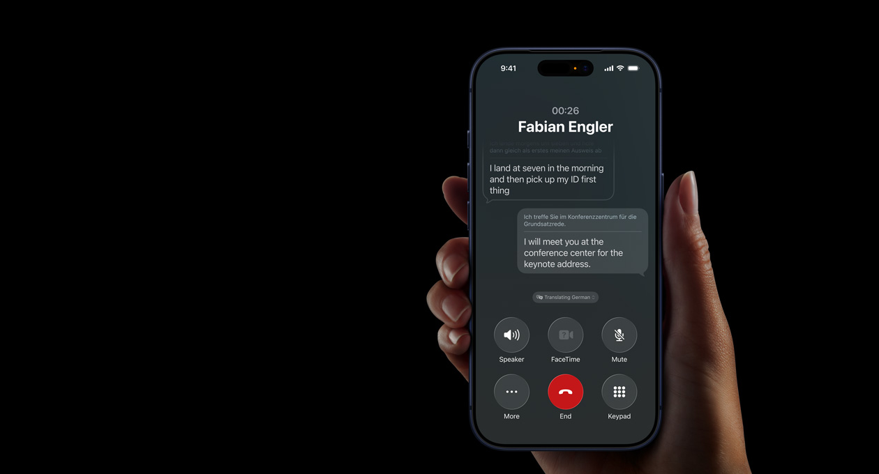 มือหนึ่งถือ iPhone 17 Pro, แสดงคุณสมบัติการแปลภาษาสดของ Apple Intelligence ขณะคุยโทรศัพท์โดยเปิดลำโพงโทรศัพท์