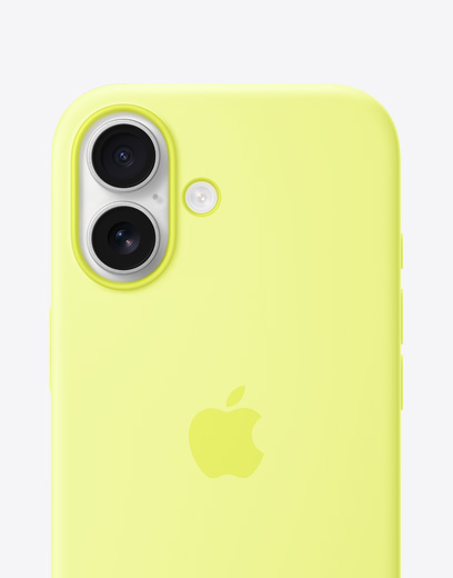 iPhone 17, ภายนอกด้านหลังที่ใส่อยู่กับเคสซิลิโคนสีเหลือง, ระบบกล้อง Fusion ที่มุมบนซ้าย, โลโก้ Apple อยู่ตรงกลาง
