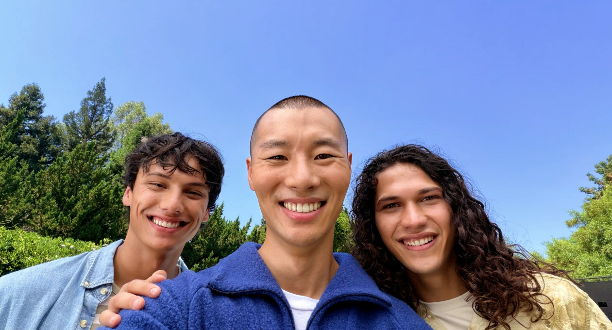 ภาพเซลฟี่กลุ่มพร้อมคุณสมบัติจัดให้อยู่ตรงกลางสำหรับภาพถ่าย