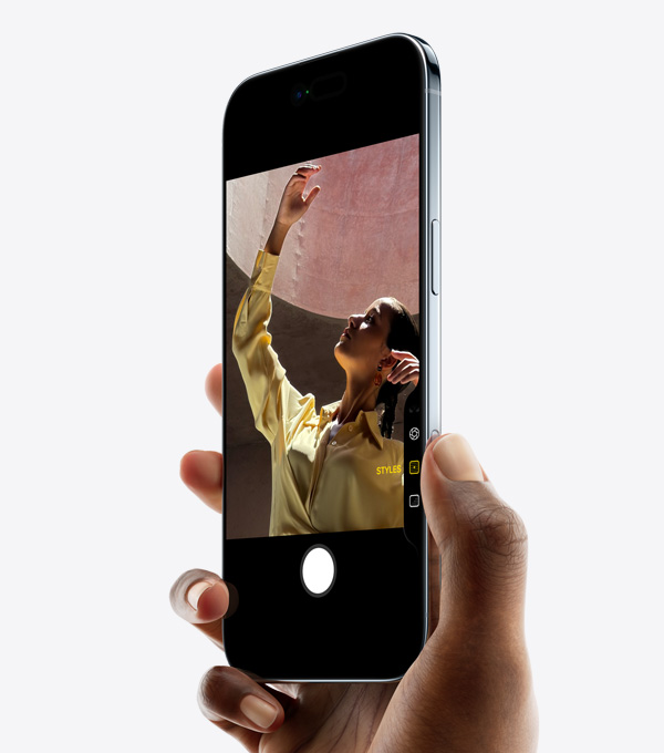 Prikaz iPhonea Air u ruci s palcem na tipci Kontrola kamere, prednji i bočni prikaz vanjskog izgleda uređaja, tanak profil, Dynamic Island, bočna tipka