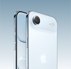 iPhone Air, สีสกายบลู, ภายนอกด้านหลังแบบเอียงข้าง, ระบบกล้องหลัก Fusion ในส่วนที่ยกขึ้นมาบริเวณด้านบน, ปุ่มตัวควบคุมกล้อง, ภายนอกด้านหน้าแสดงดีไซน์แบบหน้าจอทั้งหมด, ปุ่มแอ็คชั่นและปุ่มปรับระดับเสียง