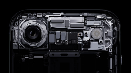 iPhone Air, ส่วนประกอบภายในแสดงอยู่ในส่วนที่ยกขึ้นมา ได้แก่ กล้องหลัก Fusion, แฟลชกล้อง และชิป