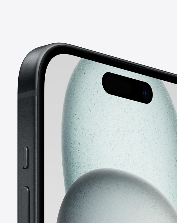 มุมมองระยะใกล้ของ iPhone 15 สีดำ แสดงให้เห็นขอบอะลูมิเนียมเกรดเดียวกับที่ใช้ในอุตสาหกรรมอวกาศและด้านหน้าแบบ Ceramic Shield ที่ทนทาน