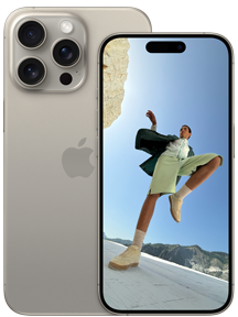 Pohled zezadu na 6,7palcový iPhone 15 Pro Max a pohled zepředu na 6,1palcový iPhone 15 Pro z přírodního titanu.