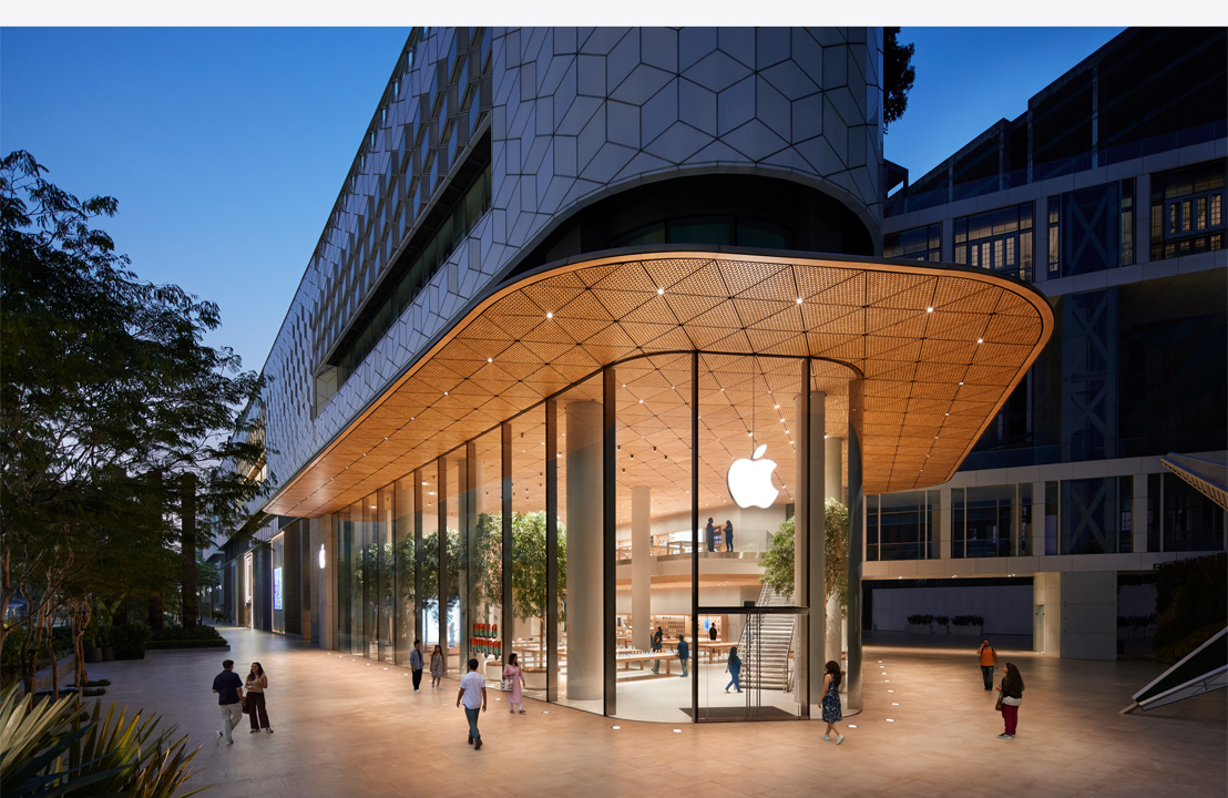 夜に撮影したモダンなApple Storeの写真。