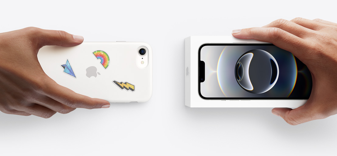 一隻手拿著用於換購的 iPhone 16e,換取另一隻手中的盒裝全新 iPhone 17。其中 iPhone 16e 機身背面有矽膠保護殼和貼紙。