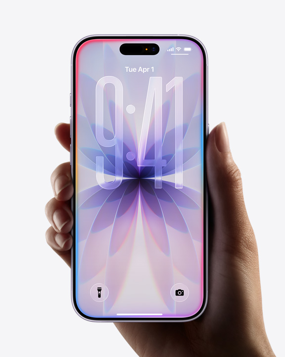 一隻手握著 iPhone 17,展示全螢幕設計、鎖定畫面和 Liquid Glass 邊框