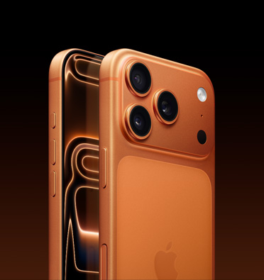宇宙橙色 iPhone 17 Pro 展示部分螢幕,側面傾斜展示動作按鈕、音量按鈕和側邊按鈕。機身背面展示左上角的 Pro 融合相機系統。