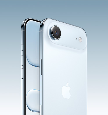 天藍色 iPhone Air 展示部分螢幕,側面傾斜展示動作按鈕、音量按鈕和側邊按鈕。機身背面展示左上角的融合相機系統。