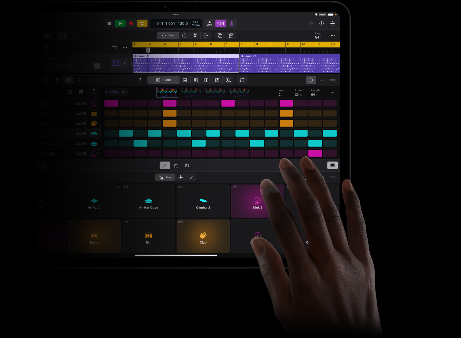 Eine Hand berührt das Display eines iPad Pro, um Sound-Beats in Logic Pro für iPad auf dem iPad Pro zu erstellen