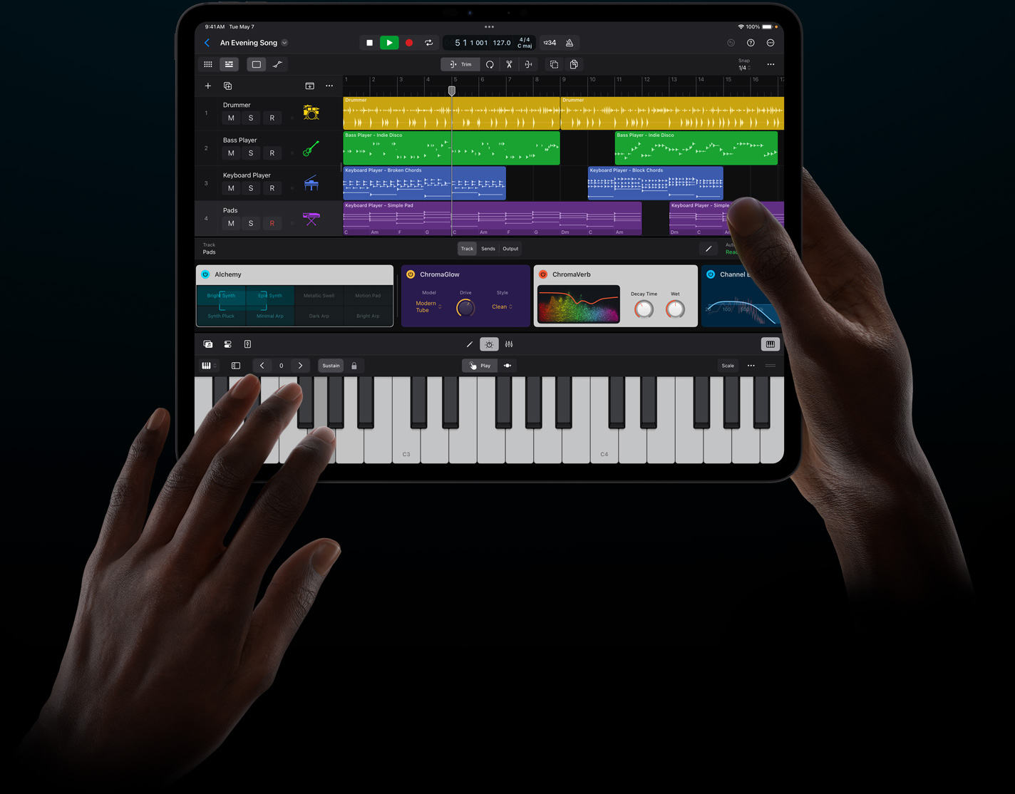 Dos manos sostienen un iPad Pro y tocan un instrumento virtual en Logic Pro para el iPad.