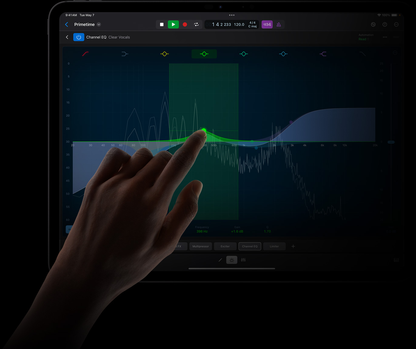 Una mano toca la pantalla del iPad Pro para editar una onda de sonido en Logic Pro para el iPad en un iPad Pro.