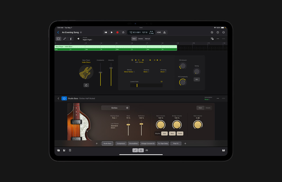 iPad Pro 展示在 iPad 版 Logic Pro 中創作和彈奏貝斯聲線。
