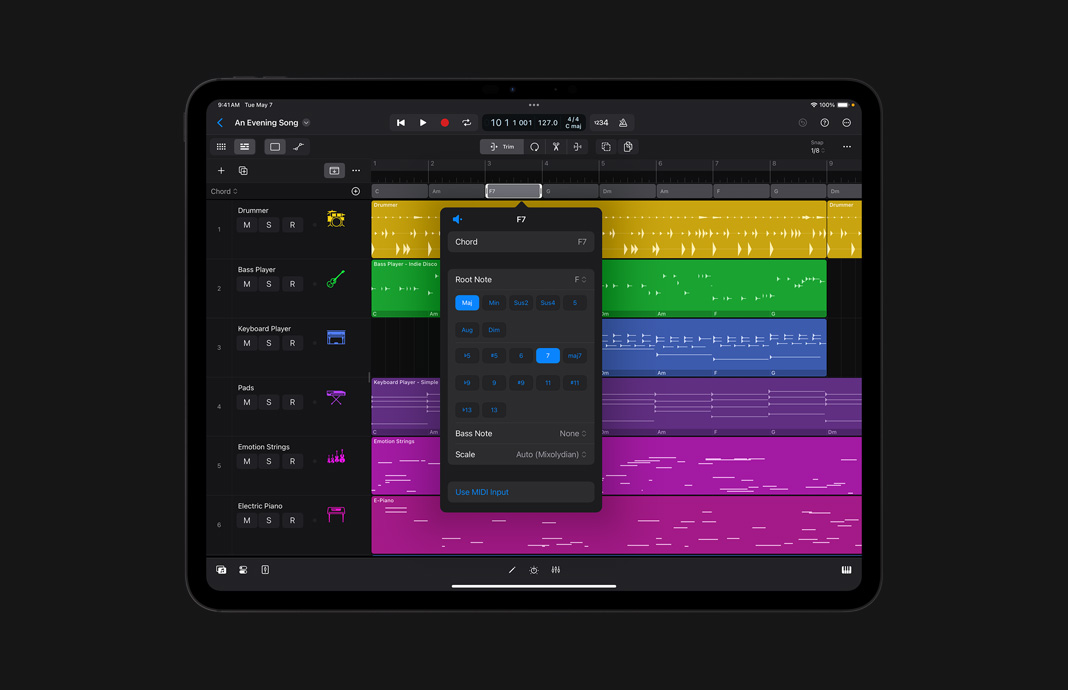iPad Pro 展示在 iPad 版 Logic Pro 中使用 Chord Track 編輯和弦進行。