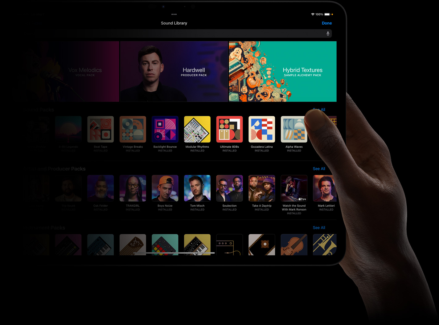 Una mano sostiene un iPad Pro que muestra una biblioteca de sonidos en la pantalla.