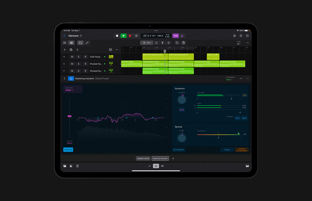 iPad Pro에서 실행된 iPad용 Logic Pro의 Mastering Assistant 사용자 인터페이스 화면. EQ, 다이나믹 및 스프레드 설정이 표시되어 있습니다.