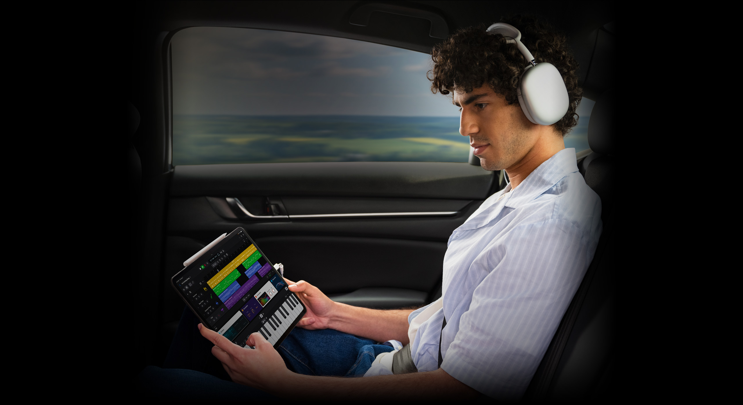 Una persona con audífonos toca la pantalla del iPad Pro para crear ritmos en Logic Pro para el iPad.