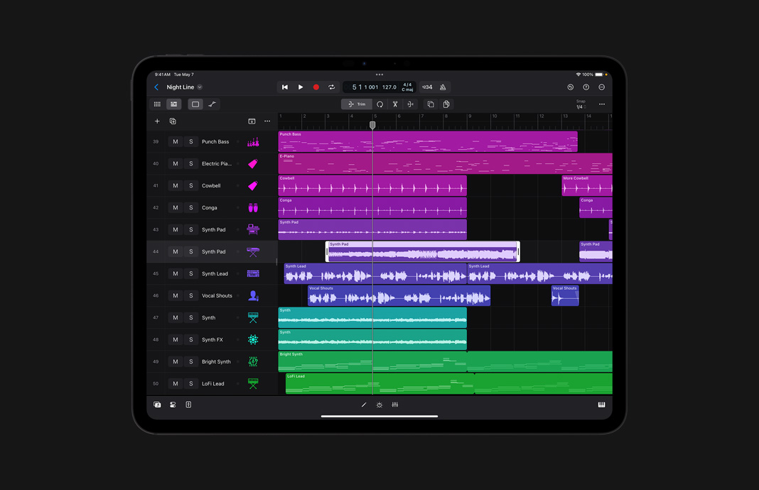 iPad Pro 上 Logic Pro 以寬廣的計畫案導覽顯示，呈現一個多音軌計畫案。