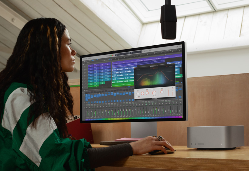 Inginer de sunet care lucrează cu Mac Studio și un monitor Studio Display