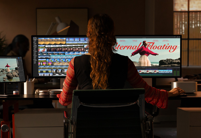 Una editora de video trabaja con un Mac Studio y un monitor Studio Display