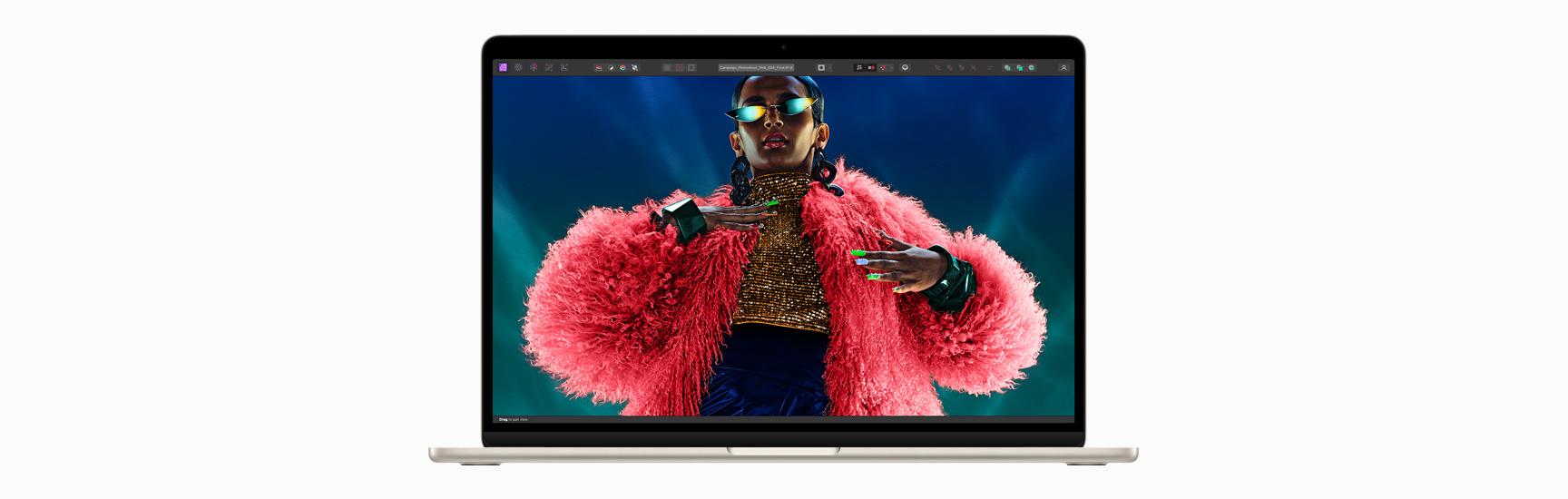 Liquid Retina 디스플레이를 볼 수 있도록 MacBook Air를 정면에서 바라본 모습.