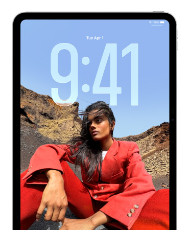 Ein iPad mit Sperrbildschirm, auf dem grosse Ziffern für die Zeit hinter dem Bild einer sitzenden Person erscheinen