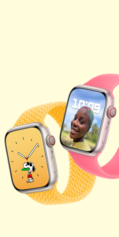Du „Apple Watch Series 9“. Pirmasis yra su „Snoopy“ laikrodžio ciferblatu ir dirželiu „Sunshine Braided Solo Loop“. Antrasis yra su „Portraits“ laikrodžio ciferblatu ir dirželiu „Pink Solo Loop“.