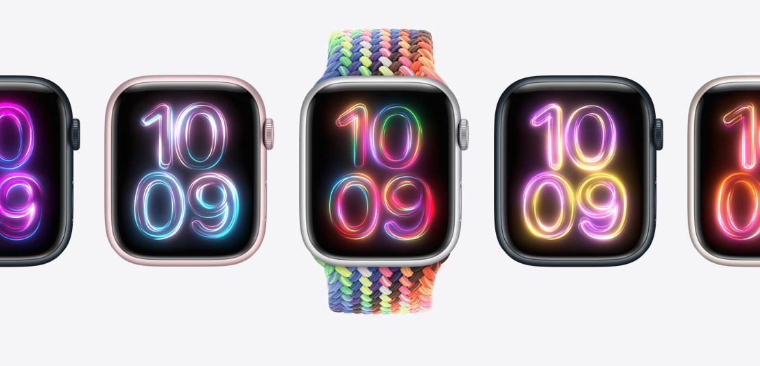 Una serie di Apple Watch Series 9, con il nuovo cinturino Solo Loop intrecciato Pride Edition sull’orologio al centro e il quadrante “Raggi del Pride” mostrato in diversi colori su ciascun orologio.