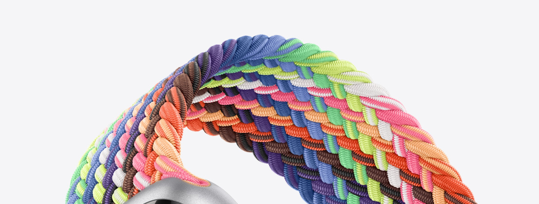 Un primo piano del nuovo cinturino Solo Loop intrecciato Pride Edition dai colori fluorescenti.