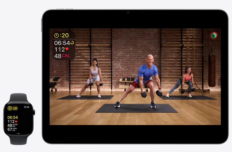 En iPad 13 Pro viser en træning i Apple Fitness+ ved siden af et Apple Watch Series 10, der registrerer den samme træning i Apple Fitness+.