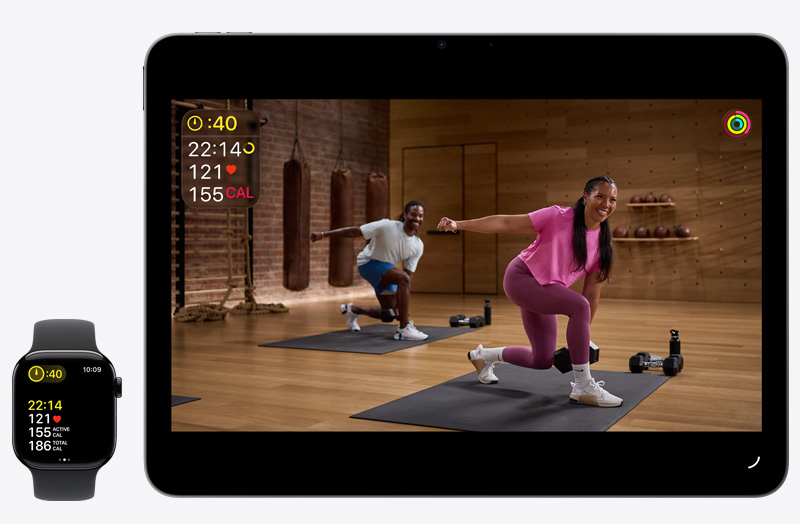 Apple Watch acompanha um treino, iPad mostra uma aula de fitness em tempo real
