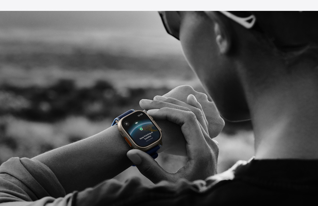 Pessoa a usar a comunicação bidirecional por satélite no Apple Watch Ultra 3 durante uma caminhada