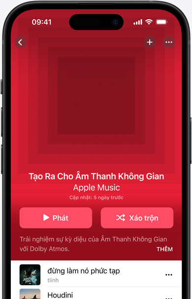 Màn hình iPhone với ảnh bìa playlist Dành Cho Âm Thanh Không Gian trong ứng dụng Apple Music