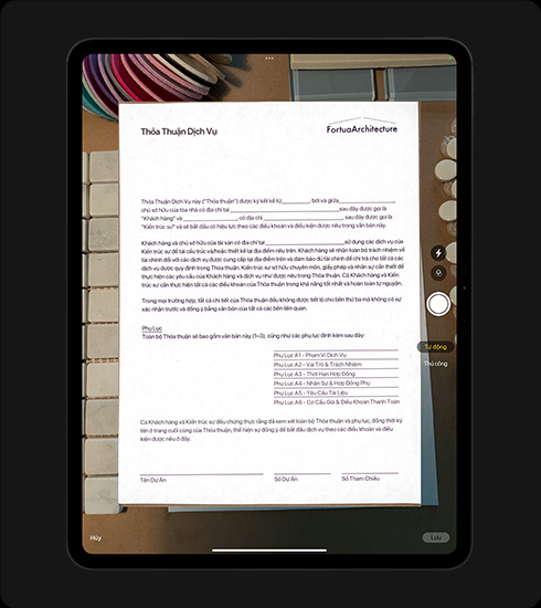 iPad Pro nằm dọc, một tài liệu đang được quét